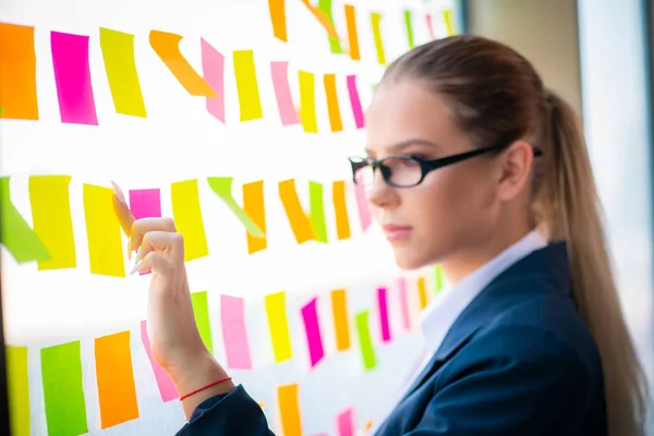 Hermosa empleada con muchas prioridades contradictorias — Foto de Stock