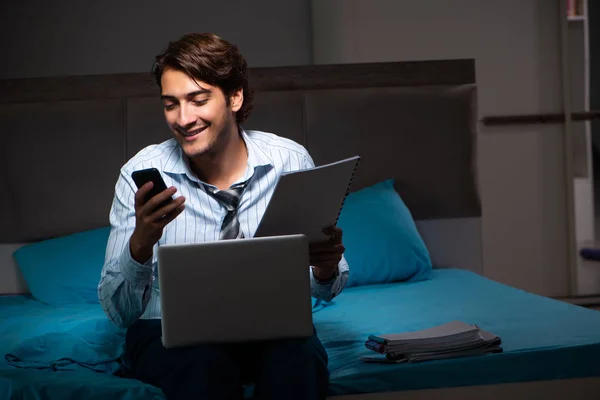 Unavený podnikatel pracuje v noci přesčas doma — Stock fotografie
