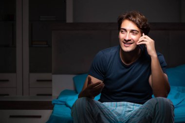 Cep telefonunuzda gece geç saatlerde konuşan genç adam