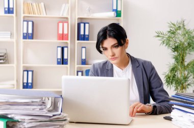 Orta yaşlı businesslady aşırı çalışma ile mutsuz 