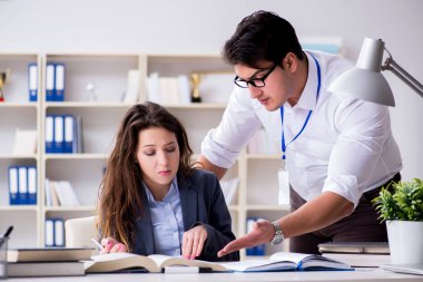 Öğretmen derste öğrenciye anlatıyor.