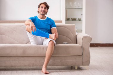 Koltukta genç adam bacağı yaralı