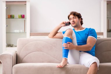 Koltukta genç adam bacağı yaralı