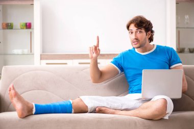 Koltukta genç adam bacağı yaralı