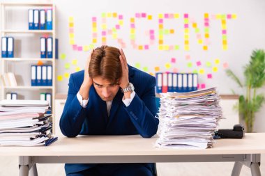 Aşırı işten acı bir genç yaş  