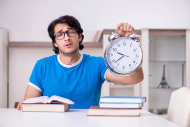 Evde Genç yakışıklı öğrenci 