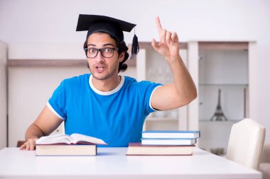 Evde Genç yakışıklı öğrenci 