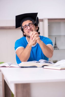 Evde Genç yakışıklı öğrenci 