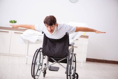 Yakışıklı delikanlı hastanede tekerlekli sandalyede 