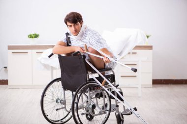 Yakışıklı delikanlı hastanede tekerlekli sandalyede 