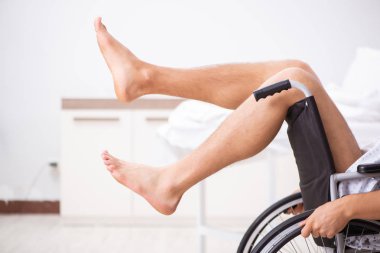 Yakışıklı delikanlı hastanede tekerlekli sandalyede 