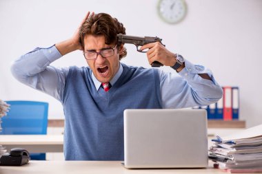 Genç yakışıklı çalışan aşırı çalışma ile mutsuz  