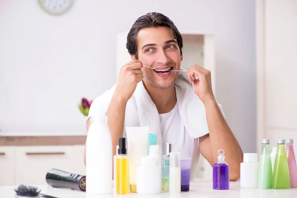 Joven hombre guapo en el baño en concepto de higiene — Foto de Stock