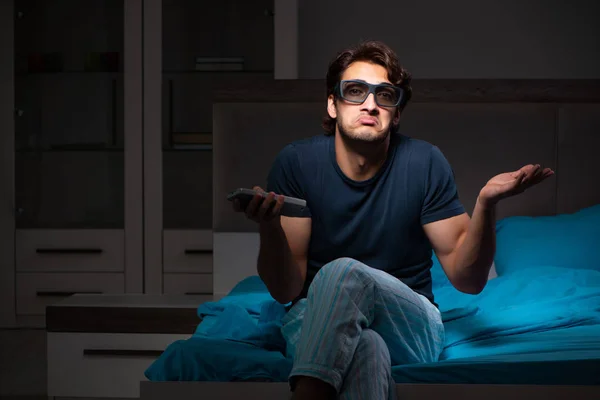 Hombre Viendo Televisión Por Noche Cama —  Fotos de Stock