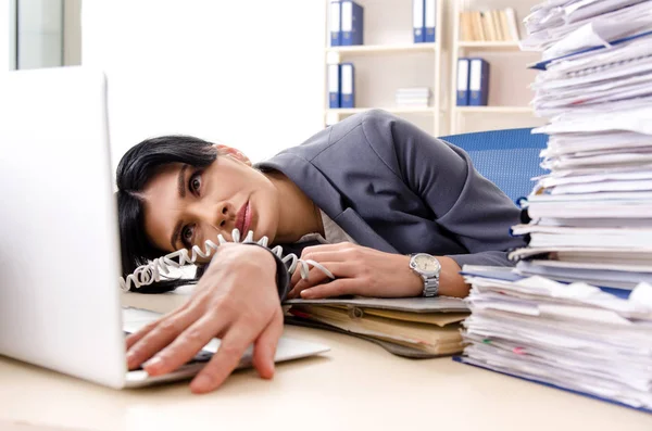 Geschäftsfrau mittleren Alters unzufrieden mit exzessiver Arbeit — Stockfoto