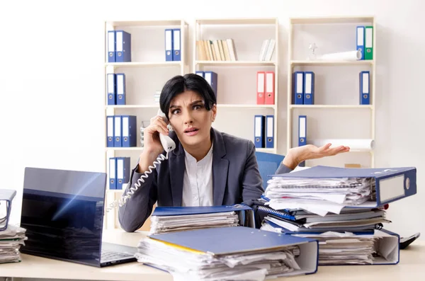 Geschäftsfrau mittleren Alters unzufrieden mit exzessiver Arbeit — Stockfoto