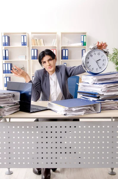 Donna d'affari di mezza età infelice con il lavoro eccessivo — Foto Stock