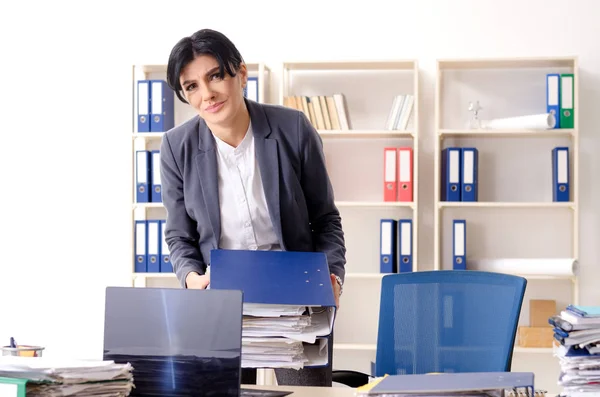 Middelste leeftijd businesslady ongelukkig met buitensporige werk — Stockfoto