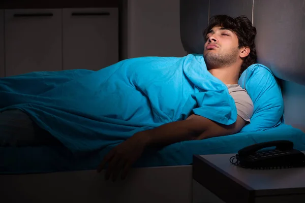 Müder erschöpfter Mann schläft in seinem Bett — Stockfoto