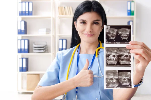 Vrouwelijke arts-gynaecoloog werken in de kliniek — Stockfoto