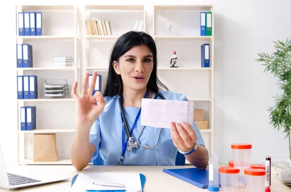 Médecin cardiologue féminine travaillant à la clinique — Photo