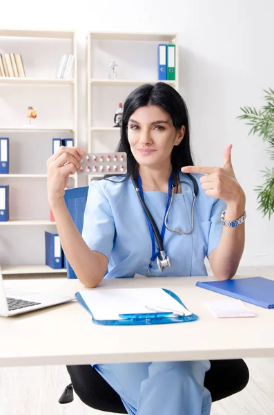 Orta yaşlı kadın doktor klinikte çalışan — Stok fotoğraf