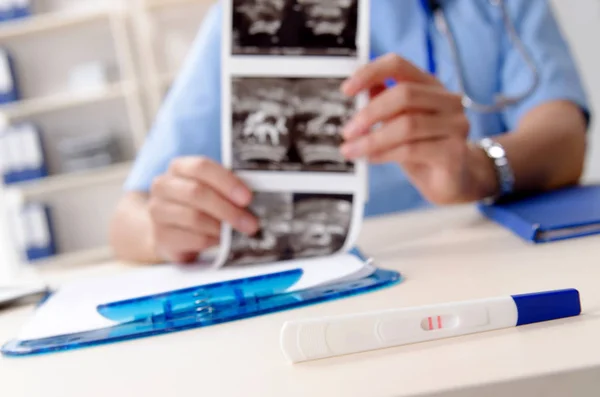 Vrouwelijke arts-gynaecoloog werken in de kliniek — Stockfoto