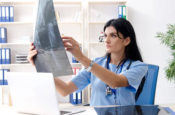 Vrouwelijke arts radioloog werken in de kliniek — Stockfoto