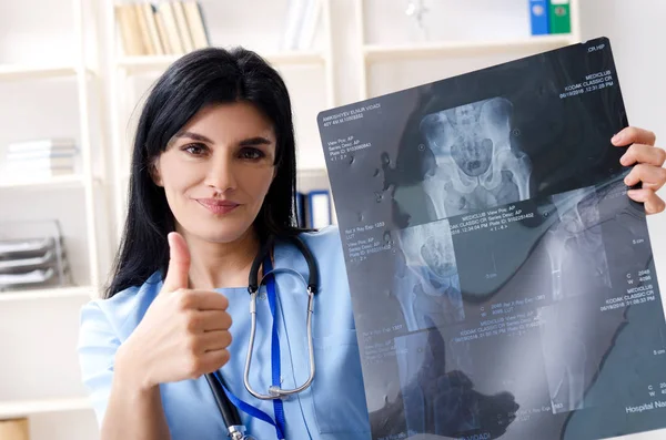 A klinikán működő női orvos radiológus — Stock Fotó