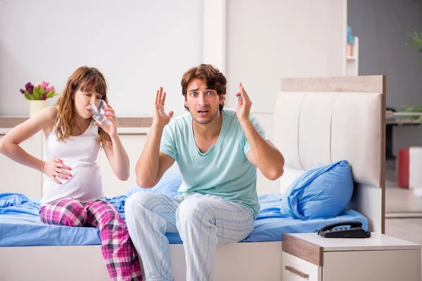 Mulher grávida com marido no quarto — Fotografia de Stock