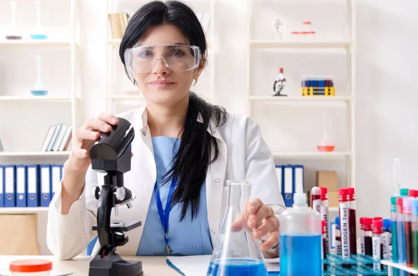 Женщина-химик, работающая в лаборатории — стоковое фото
