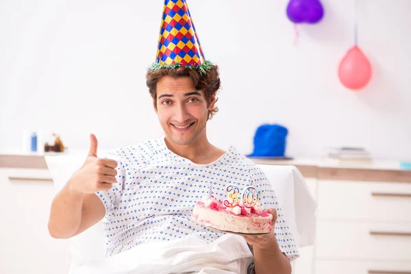 Giovane uomo che festeggia il suo compleanno in ospedale — Foto Stock