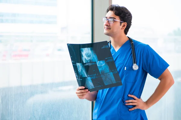 Jeune beau médecin travaillant à l'hôpital — Photo