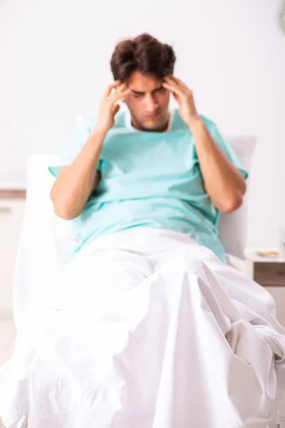 Joven hombre guapo que se queda en el hospital — Foto de Stock