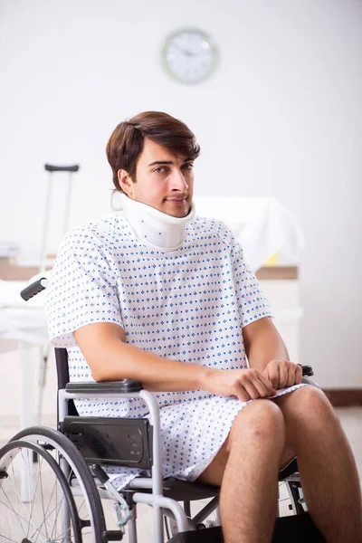 病院で車椅子で若いハンサムな男 — ストック写真