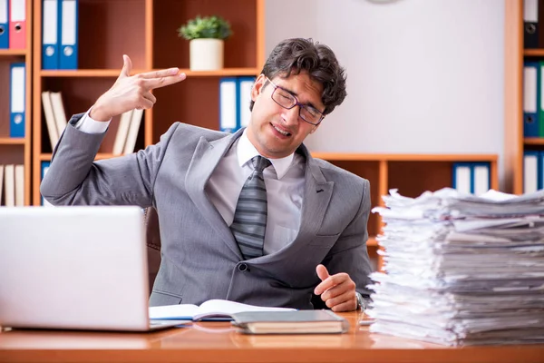 Jovem empresário bonito infeliz com trabalho excessivo — Fotografia de Stock