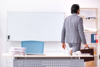 Genç yakışıklı işadamı ofiste. 