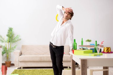 Genç adam akşamdan sonra parti 