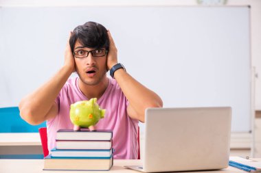 Genç erkek öğrenci sınıf 