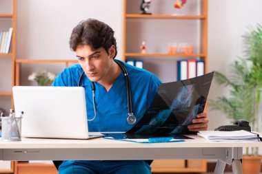 Klinikte çalışan genç, yakışıklı bir radyolog. 