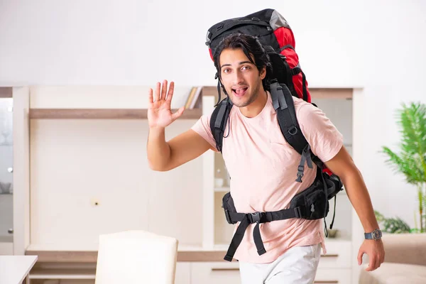 Jonge mannelijke toeristische reis thuis voorbereiden — Stockfoto
