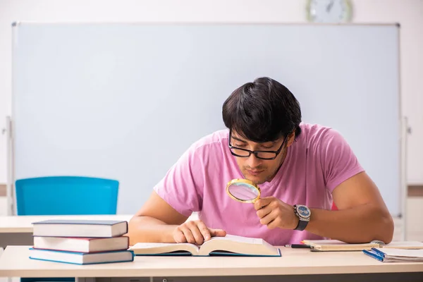 Joven estudiante masculino sentado en la clase —  Fotos de Stock