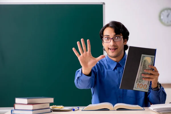 Joven profesor delante de pizarra —  Fotos de Stock