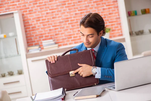 Giovane bel dipendente che lavora in ufficio — Foto Stock