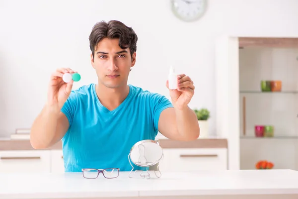 Homem tentando lentes de contato em casa — Fotografia de Stock