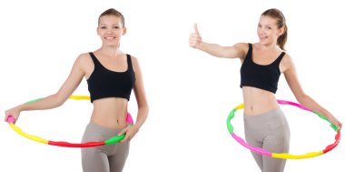 Hulahop 'u olan genç bir kadın beyazda izole edilmiş. 