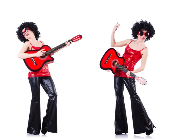 Kadında afro peruk gitar çalmak — Stok fotoğraf