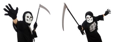 Beyaz izole tırpan ile korkunç canavar 