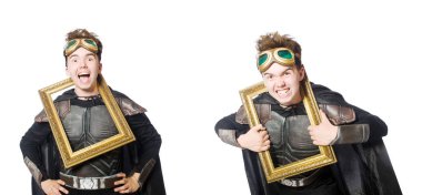 Zırh takım elbiseli Genç komik adam 