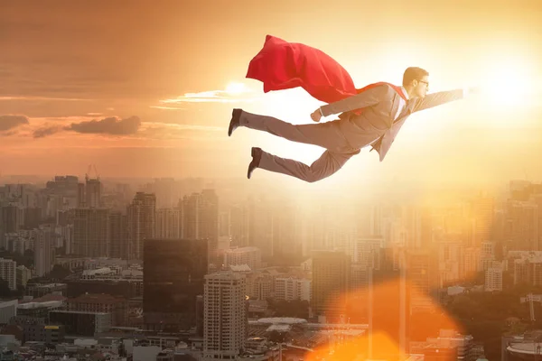 Superhjälte affärsman flyger över staden — Stockfoto